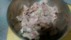 撈出鴨腿和香菇，稍微涼一下，用刀切碎，放入鍋中接著煮至；