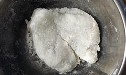 麵粉和適量的澱粉混合，加入適量的水，攪拌成雪花狀，和成均勻的麵糰；