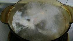 香蔥洗凈，蔥綠切蔥花，蔥白切段，生薑切片，將鴨腿去除骨，放水熱水鍋中，用大火去除浮沫；