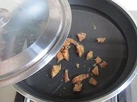 蝦仁用清水泡一下，連同泡蝦仁的水一起倒入鍋中煮上2分鐘；