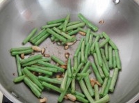 倒入切段的豇豆煸炒，直到鍋中菜全部變色；