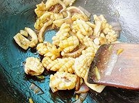 倒入瀝干水分魷魚塊炒至，加適量的醬油和蚝油翻炒均勻；
