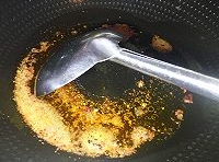 
炒鍋中倒入適量的油，燒熱后，加入洗凈的干辣椒和辣椒面用小火炒香；